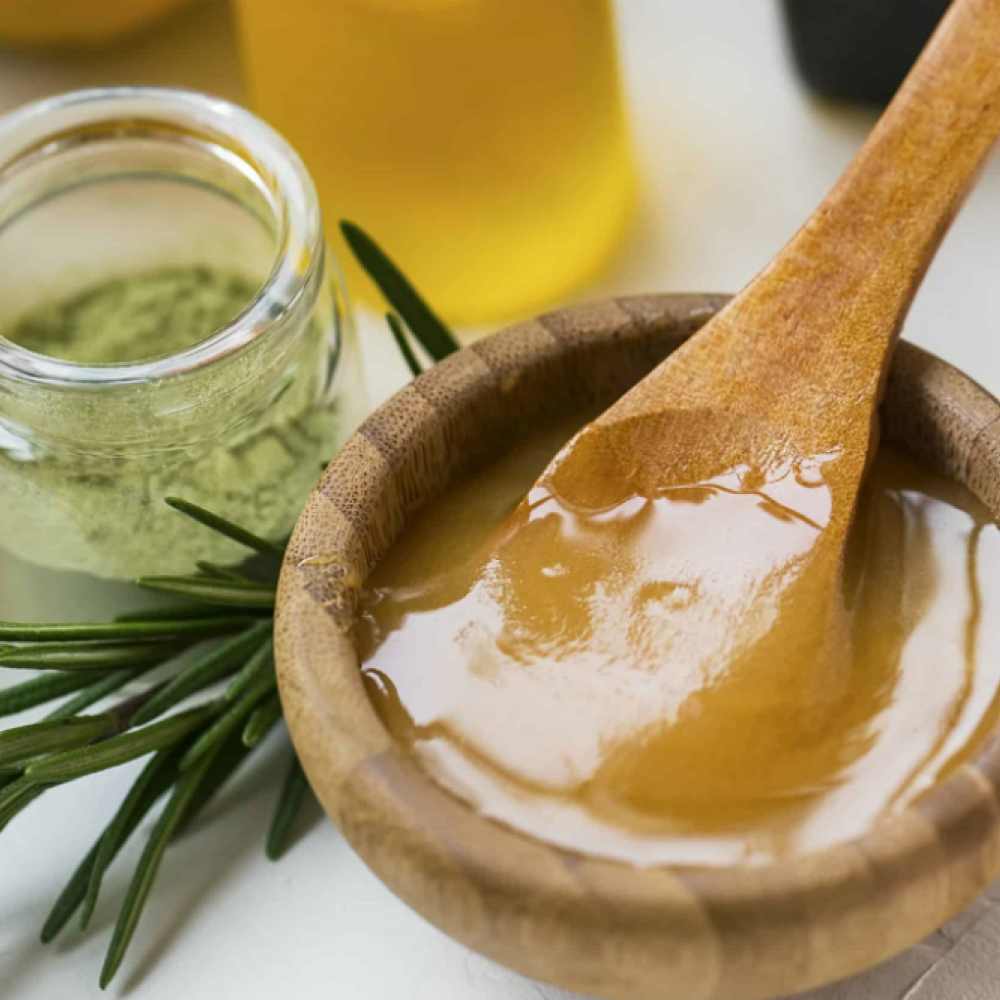 Mel no cabelo: aprenda para que serve e como usá-lo